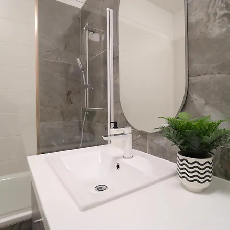 Kazinczy 2bdr With Ac, Smart Tv Lägenhet
