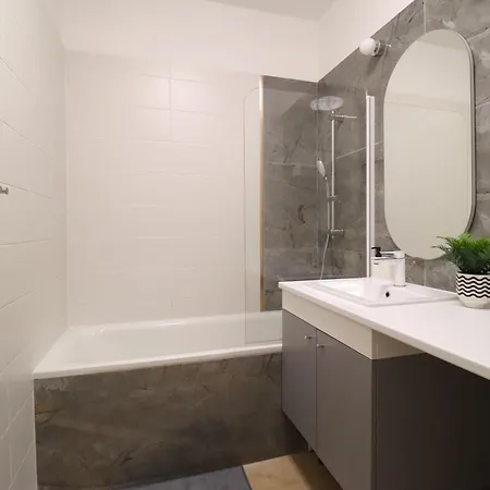 Kazinczy 2bdr With Ac, Smart Tv Lägenhet